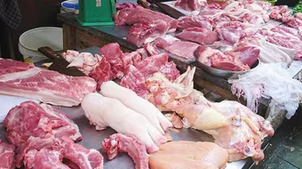 Tết này, người dân có phải ăn thịt lợn giá cao như thịt bò?