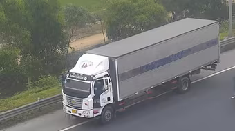 Xe tải lại liều lĩnh đi lùi trên cao tốc Hà Nội- Hải Phòng