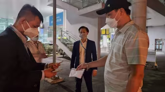 Hành khách bỏ quên phong bì có hơn 300 triệu đồng ở sân bay, bị khách khác “cầm nhầm”