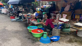 Kiểm soát an toàn thực phẩm tại các chợ: Quy định chưa đi vào thực tế