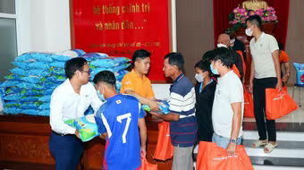 Kienlongbank trao tặng gần 8.000 phần quà Tết cho bà con có hoàn cảnh khó khăn dịp Tết Quý Mão 2023