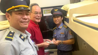 Cán bộ hưu trí đi tàu về quê sơ ý đánh rơi gần 20 triệu được tiếp viên trao lại