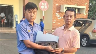 Trao trả 30 triệu đồng cho hành khách đãng trí bỏ quên trên tàu hỏa