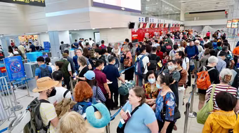 Hàng không lãi lớn nhờ bán vé máy bay giá cao ngất ngưởng?