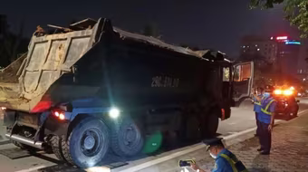 Chở hàng quá tải trọng, hai tài xế và chủ xe bị phạt gần 250 triệu đồng