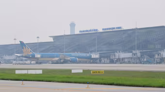 Hàng loạt chuyến bay không thể cất- hạ cánh do sân bay Nội Bài sương mù dày đặc