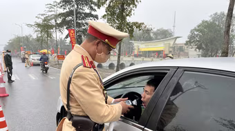 Gần 2.000 lái xe vi phạm nồng độ cồn bị xử lý trong ngày đầu nghỉ Tết Ất Tỵ