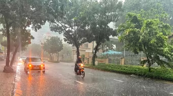 Bắc bộ mưa giông, trời âm u, ngày mai nắng nóng trở lại