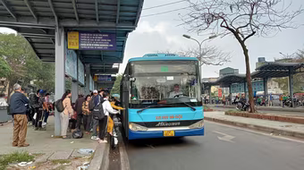 Giờ cao điểm, xe buýt chỉ di chuyển được 12,7km/h khó hấp dẫn người dân