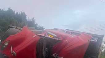 Xe đầu kéo đâm vào tôn hộ lan rồi đổ lật ra đường, lái xe tử vong 