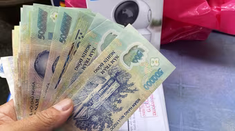 Nam hành khách bỏ quên tài sản trên tàu vui mừng được nhận lại