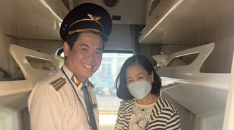 Nữ hành khách vui mừng nhận lại 12 triệu đồng cùng điện thoại Iphone bỏ quên trên tàu