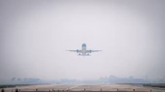 Hàng loạt chuyến bay đến khu vực Trung bộ và Tây Nguyên phải hoãn, huỷ