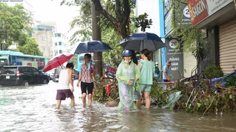 Mưa xối xả do hoàn lưu bão số 10 còn kéo dài bao lâu?