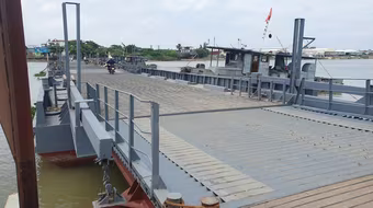 Cầu phao Ninh Cường trên sông Ninh Cơ bị nước lũ cuốn đứt