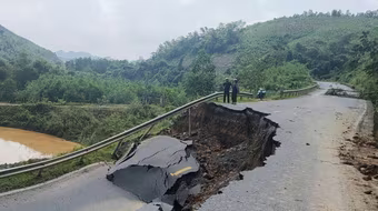 Đường Hồ Chí Minh đoạn Chợ Mới- Chợ Chu sạt lở, phương tiện lưu thông thế nào?