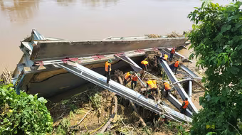 Chi 9 tỷ đồng trục vớt nhịp cầu Phong Châu bị sập và các phương tiện bị nạn