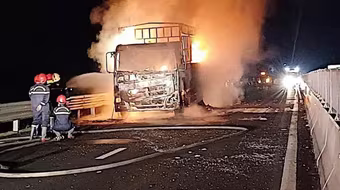 Xe tải bốc cháy ngùn ngụt trên cao tốc Vĩnh Hảo- Phan Thiết