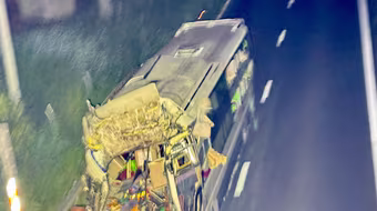 Xe khách bất ngờ đâm đuôi xe đầu kéo làm 1 người chết trên cao tốc Vĩnh Hảo- Phan Thiết