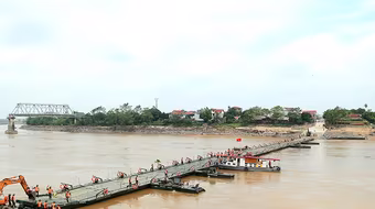 Cầu phao Phong Châu tạm thời phải tháo, người dân đi lại thế nào?