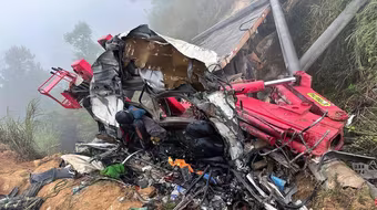 Xe đầu kéo chở trụ điện rơi xuống vực làm 2 người tử vong