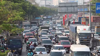 Sân bay, nhà ga, đường phố đông nghẹt người dân rời Thủ đô