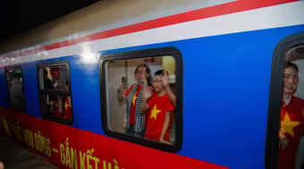 Đoàn tàu Thống Nhất Nam- Bắc sum họp lăn bánh từ Hà Nội và Sài Gòn, gặp nhau tại Đà Nẵng