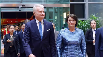 Tổng thống Litva đến Hà Nội trên chuyên cơ Vietjet