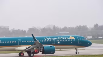 Hàng loạt chuyến bay bị hủy do siêu bão Ragasa