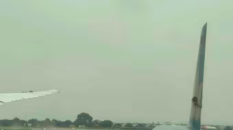 Tạm đình chỉ 4 phi công vụ hai máy bay va chạm tại sân bay Nội Bài