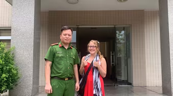 Công an Nội Bài và an ninh sân bay nhanh chóng tìm lại điện thoại cho khách nước ngoài bỏ quên