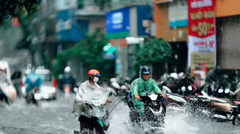 Mưa lớn suốt đêm, hàng loạt trường học thông báo chuyển sang học trực tuyến ngày 7/10