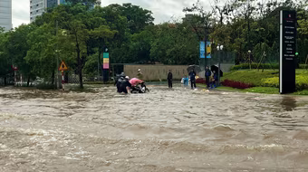 Vì sao Hà Nội liên tục ngập như sông sau mỗi trận mưa lớn?