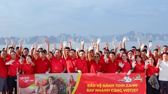 Gần 600 “chiến binh” Vietjet đồng loạt ra quân làm sạch biển Hạ Long