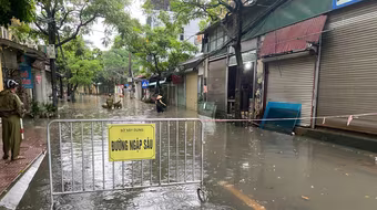 Hà Nội có 99 điểm úng ngập từ 10-30cm, mưa giảm từ trưa và chiều nay
