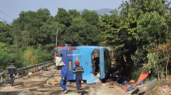 Xe khách giường nằm mất lái lao vào taluy làm 3 người chết, nguyên nhân ban đầu do hỏng phanh