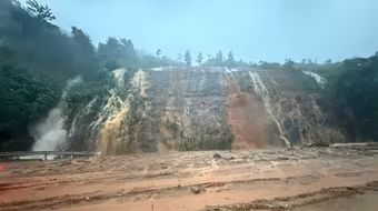 Bắc bộ se lạnh về đêm và sáng, Trung bộ đang mưa sầm sập