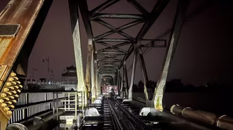 Đưa đoàn tàu 19 toa chở 660 tấn đá giữ cầu Bạch Hổ trước nước lũ