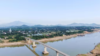 Cấm toàn bộ phương tiện qua cầu sông Lô do hư hỏng trụ