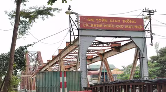 Cấm ô tô rẽ phải từ cầu Chương Dương xuống đê Long Biên- Xuân Quan