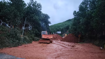 Thông xe đèo Lò Xo trên đường Hồ Chí Minh sau 4 ngày tê liệt