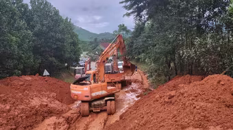 Phương tiện không di chuyển qua đèo Lò Xo và đường La Sơn- Hoà Liên do sạt lở rình rập