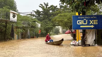 Nước lũ các sông ở Huế, Đà Nẵng đang xuống nhưng chưa hết ngập lụt