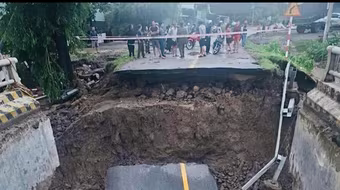 Nước lũ cuốn trôi cầu Đắk Pờ Tó trên đường Trường Sơn Đông