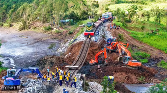 Chưa thể thông tàu đường sắt Bắc- Nam sau sự cố bão số 13 “cuốn” trôi nền trơ ray