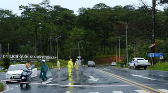 "Đóng" đèo Prenn do sạt lở và xuất hiện vết nứt kéo dài