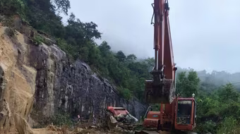 Thủ tướng yêu cầu làm rõ sự cố sạt lở đèo Khánh Lê vùi lấp xe khách Phương Trang 