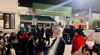 Người dân xếp hàng, chen lấn nộp hồ sơ mua nhà ở xã hội, yêu cầu sớm chấn chỉnh