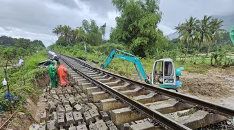 Đường sắt dừng chạy loạt mác tàu Bắc- Nam do hạ tầng chưa phục hồi sau mưa lũ