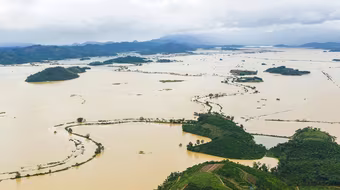 Mưa lớn còn tiếp diễn ở Trung bộ, nước lũ nhiều sông vẫn trên báo động 3